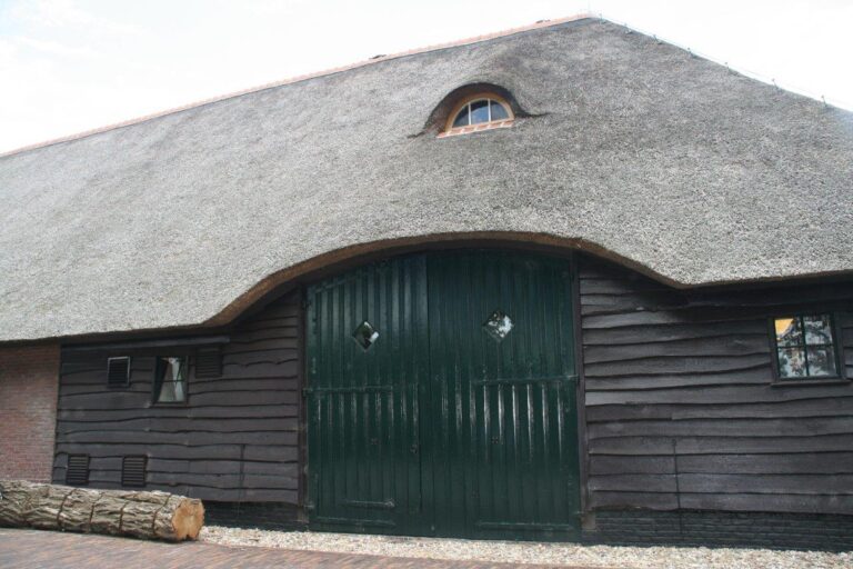 2402-drijvers-oisterwijk-boerderij-riet-houten-gevel-luiken-deur